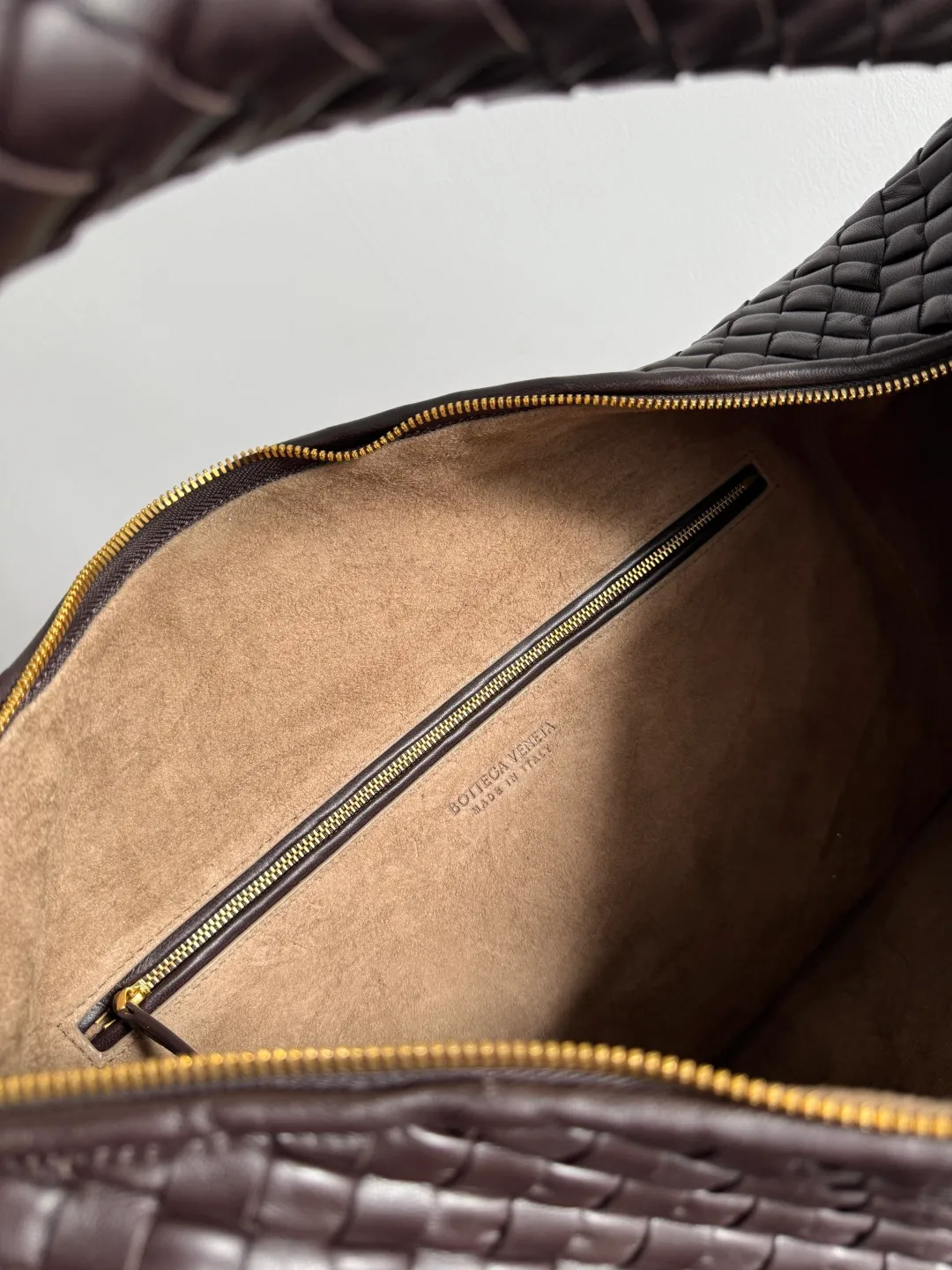 Batch 3260 Bottega Veneta Large Veneta Shoulder Bag Classic Reappearance The classic that has not been seen for many years has returned. Simple and round, soft and tough, it is reinterpreted from the perspective of modern aesthetics. The relaxed expression of the Hobo bag and the casual silhouette can be easily carried whether it is paired with commuting wear or casual style, and it shows an effortless sense of fashion~ Style number: 856739 Size: 59*39*6cm